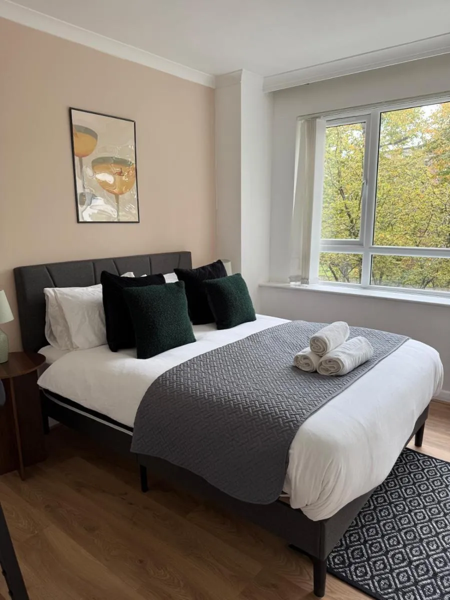 Image 2 of Swanky two bedroom flat with balcony near swiss cottage and regents park