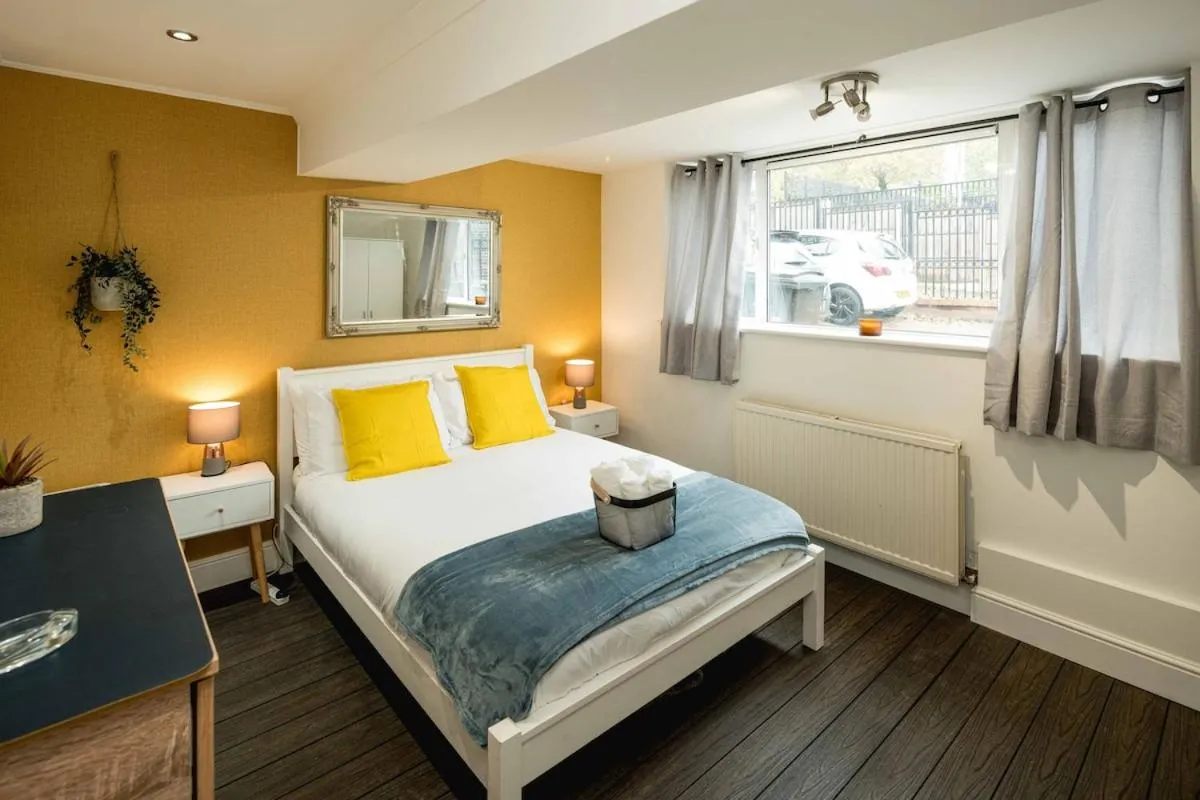 Image 2 of Swiss Cottage Hideaway Sleeps 8 Regents Park