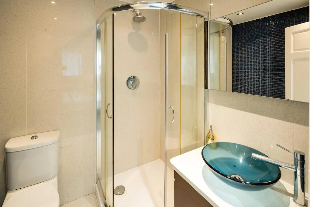 Image 3 of Swiss Cottage Hideaway Sleeps 8 Regents Park
