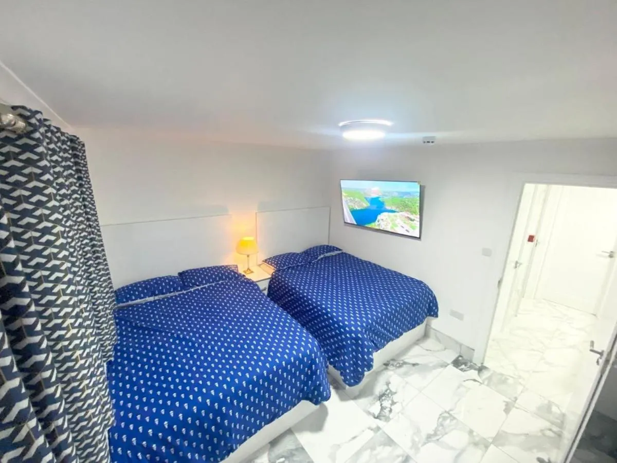 Image 2 of THE ROYAL BOUTIQUE KENSINGTON LODGE by LONDON , SLEEP 11