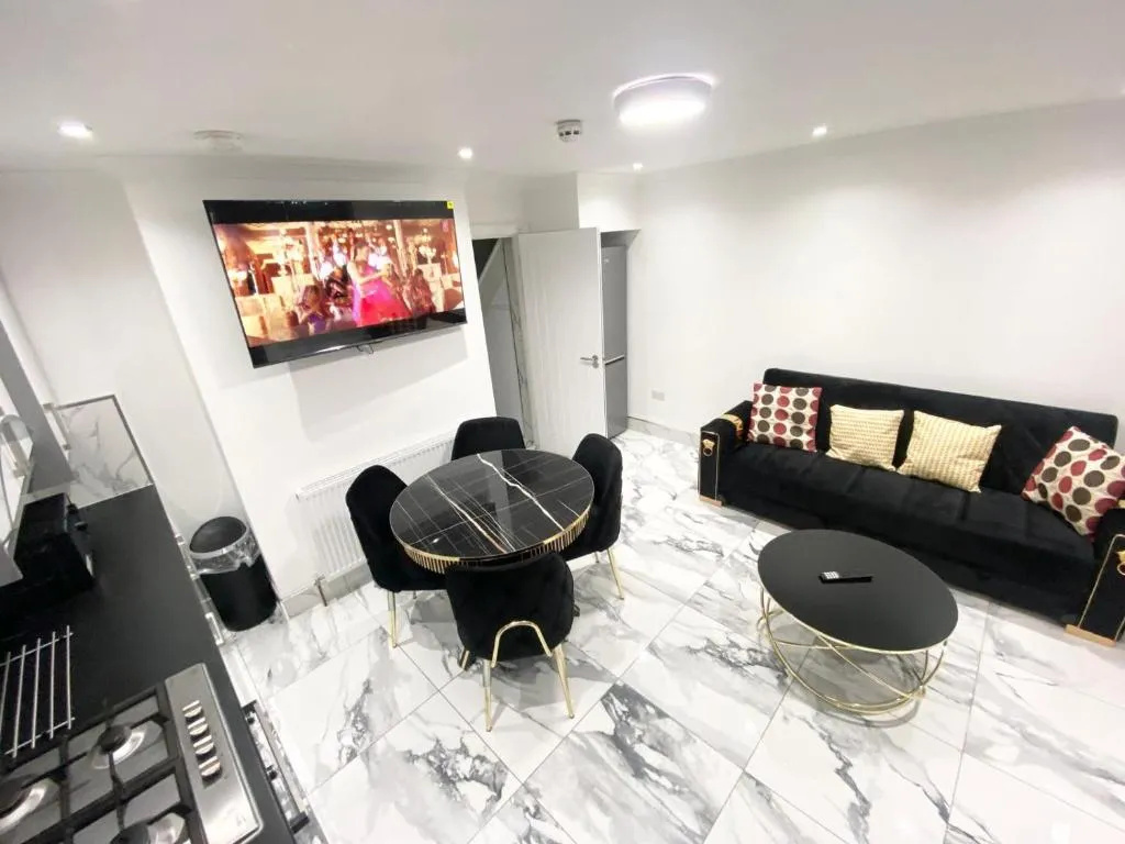 THE ROYAL BOUTIQUE MAYFAIR LODGE bY LONDON , SLEEP 8