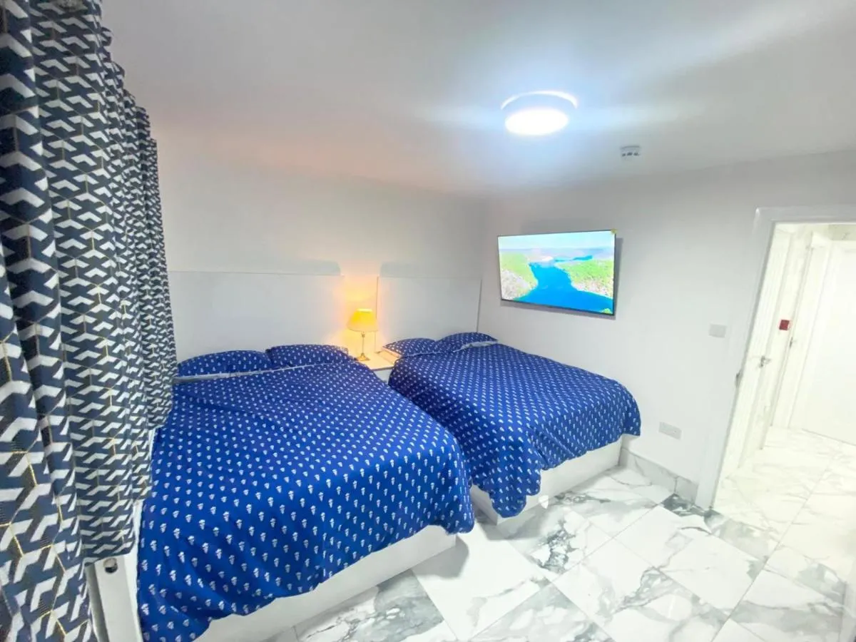 Image 2 of THE ROYAL BOUTIQUE MAYFAIR LODGE bY LONDON , SLEEP 8