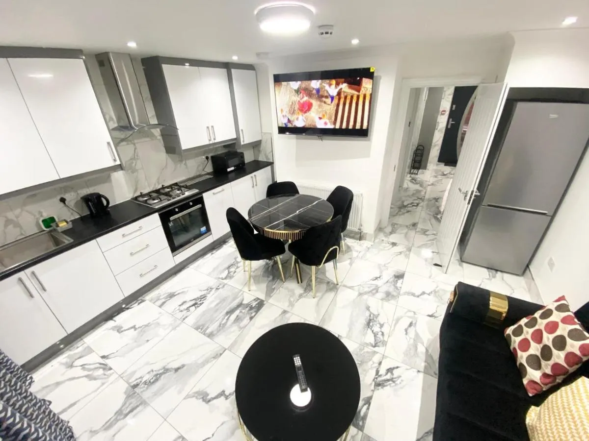 Image 3 of THE ROYAL BOUTIQUE MAYFAIR LODGE bY LONDON , SLEEP 8