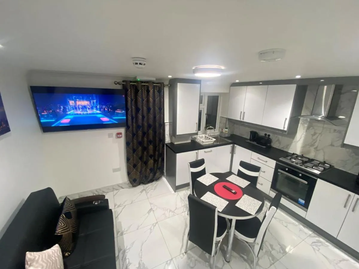 Image 4 of THE ROYAL BOUTIQUE OXFORD LODGE by LONDON SLEEP 6