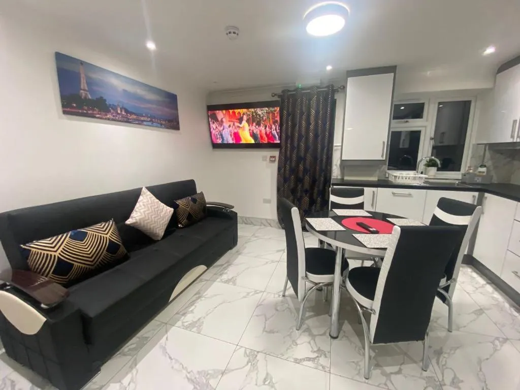 Image 1 of THE ROYAL BOUTIQUE OXFORD LODGE by LONDON SLEEP 6