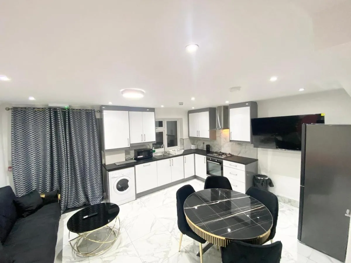 Image 3 of THE ROYAL BOUTIQUE REGENT LODGE by LONDON , SLEEP 8