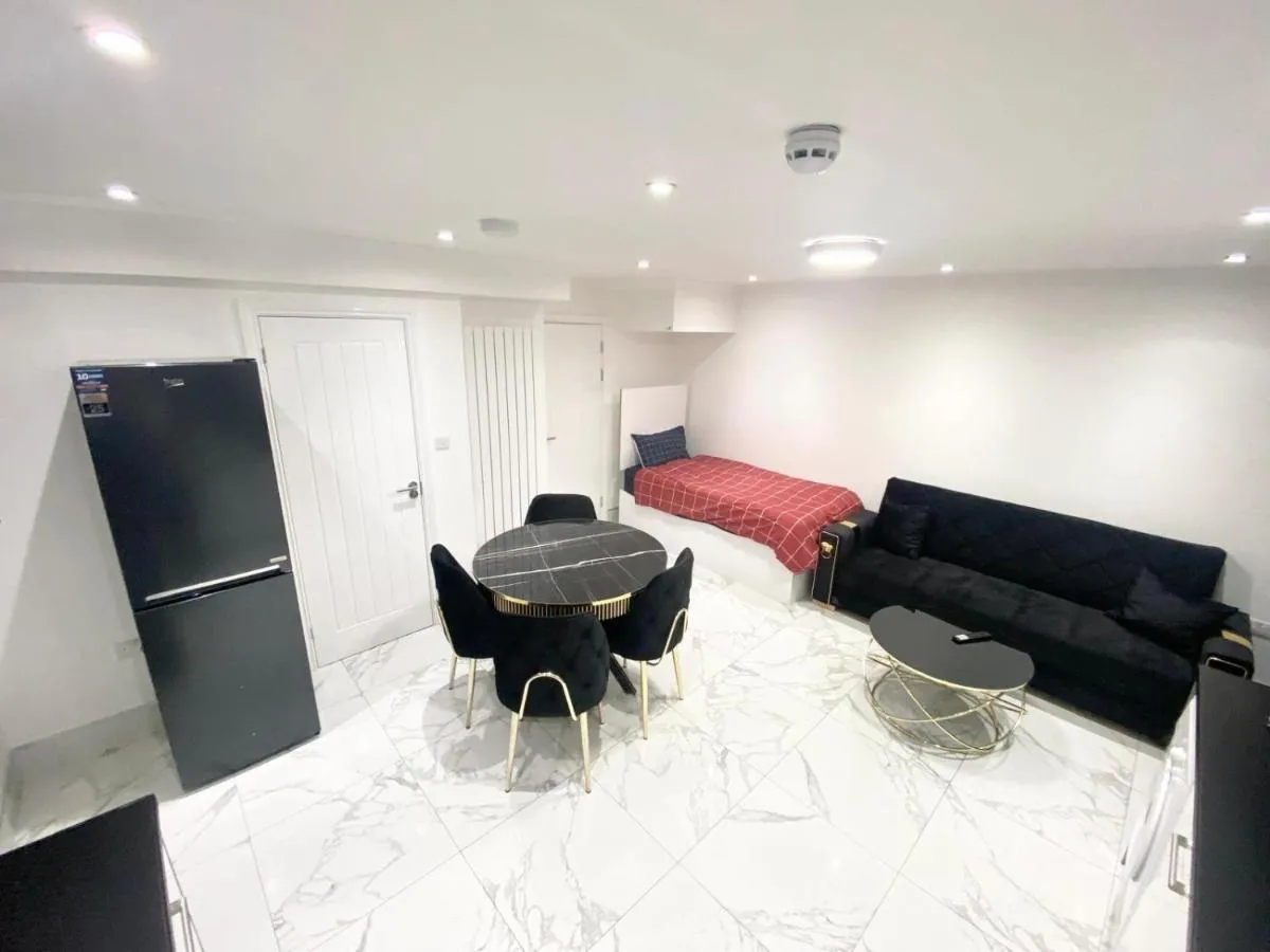 Image 2 of THE ROYAL BOUTIQUE REGENT LODGE by LONDON , SLEEP 8