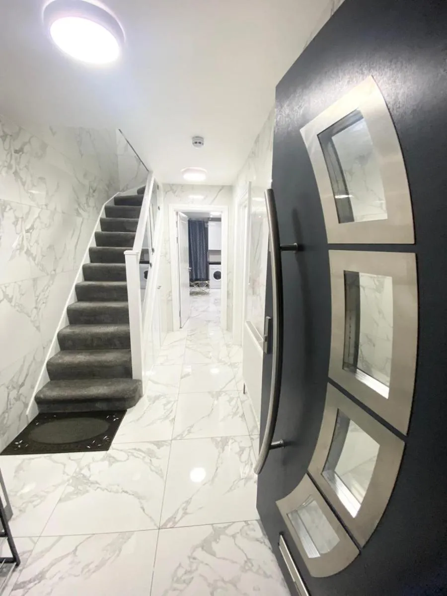 Image 5 of THE ROYAL BOUTIQUE REGENT LODGE by LONDON , SLEEP 8