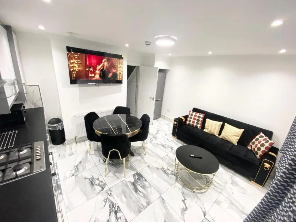 Image 1 of THE ROYAL BOUTIQUE WESTMINSTER LODGE by LONDON SLEEP 9