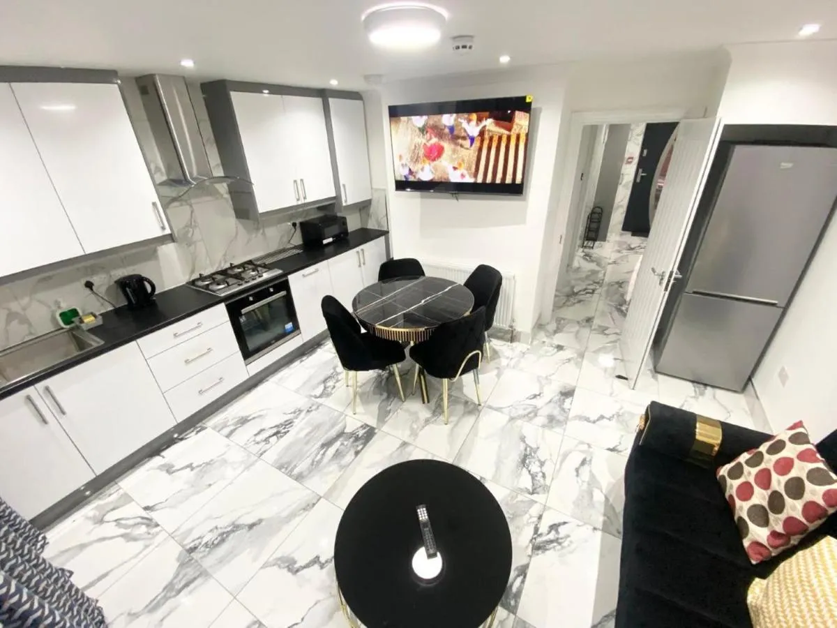 Image 3 of THE ROYAL BOUTIQUE WESTMINSTER LODGE by LONDON SLEEP 9