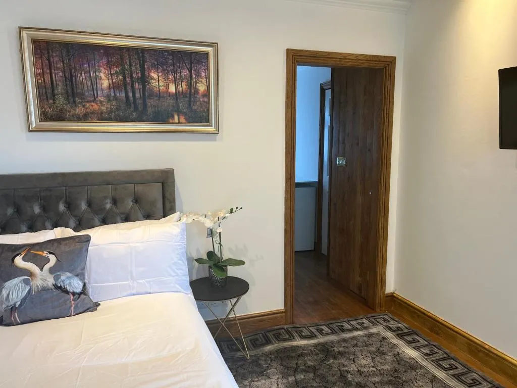 TJ Homes – Luxury Studio Suite with Garden View – Next to tube station London