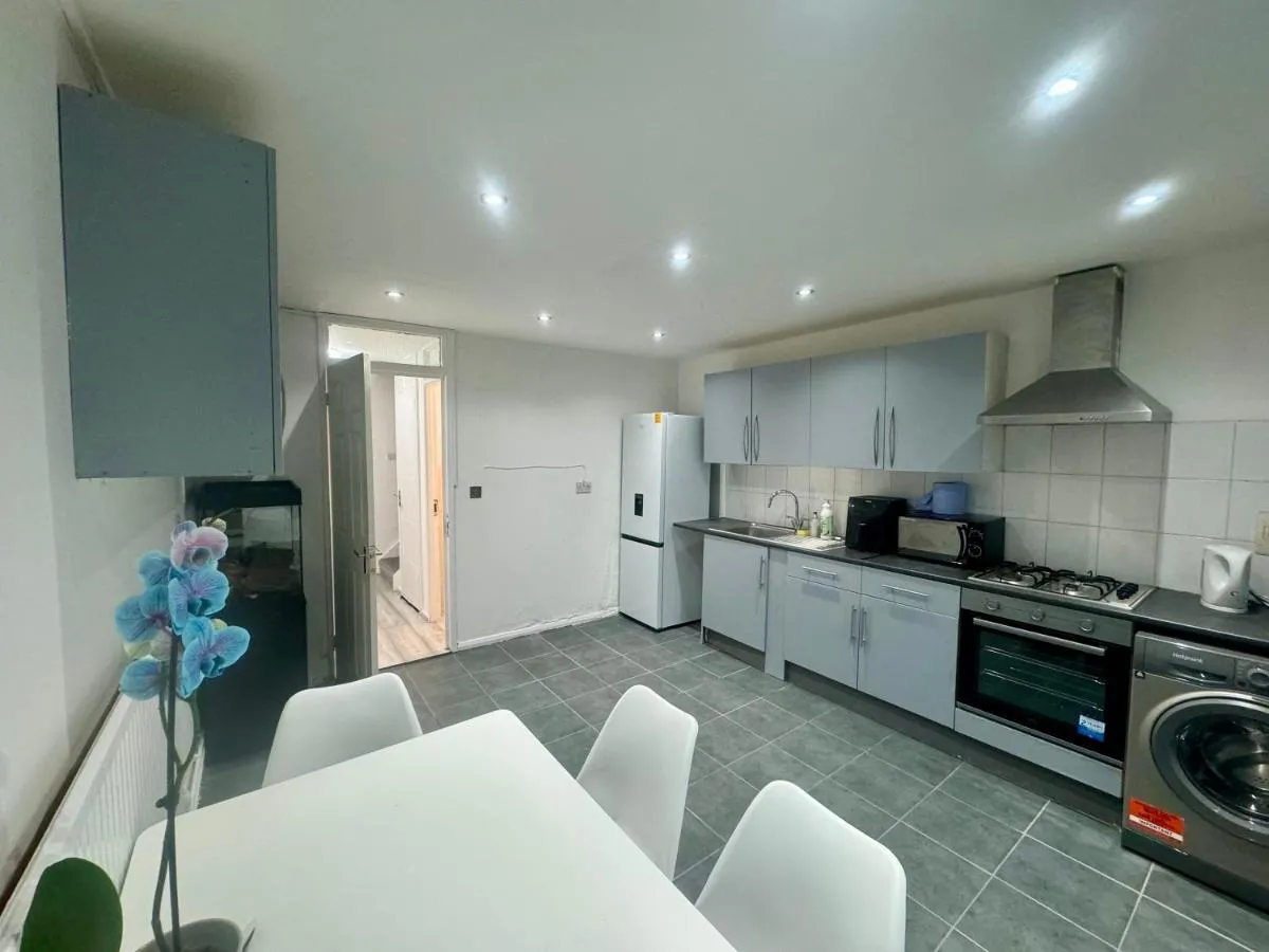 Image 3 of TOTTENHAM VELVET Suites