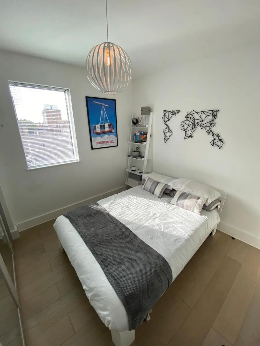 Image 4 of Tasteful 2BD Flat wOpen Plan Living – Blackheath!