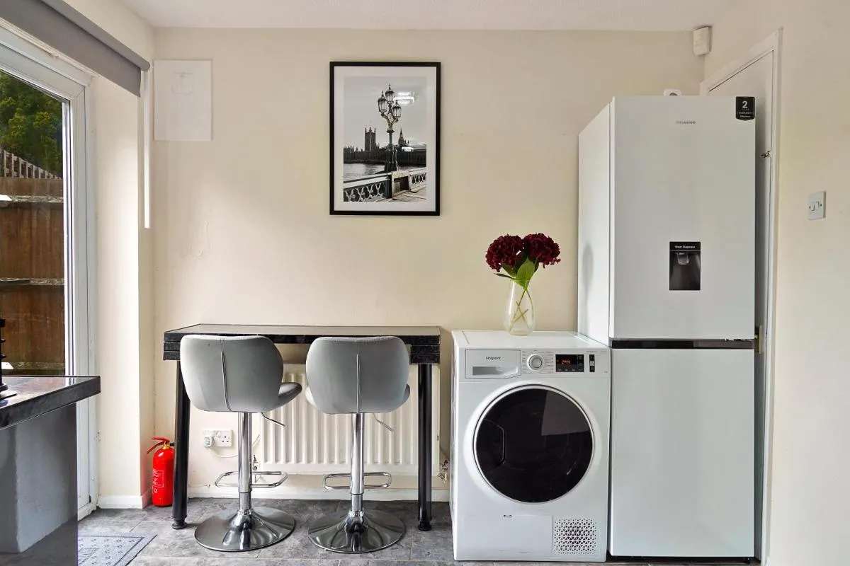 Image 5 of Thames Family Retreat, 2 bed house, Sleeps 6, with Parking and Garden