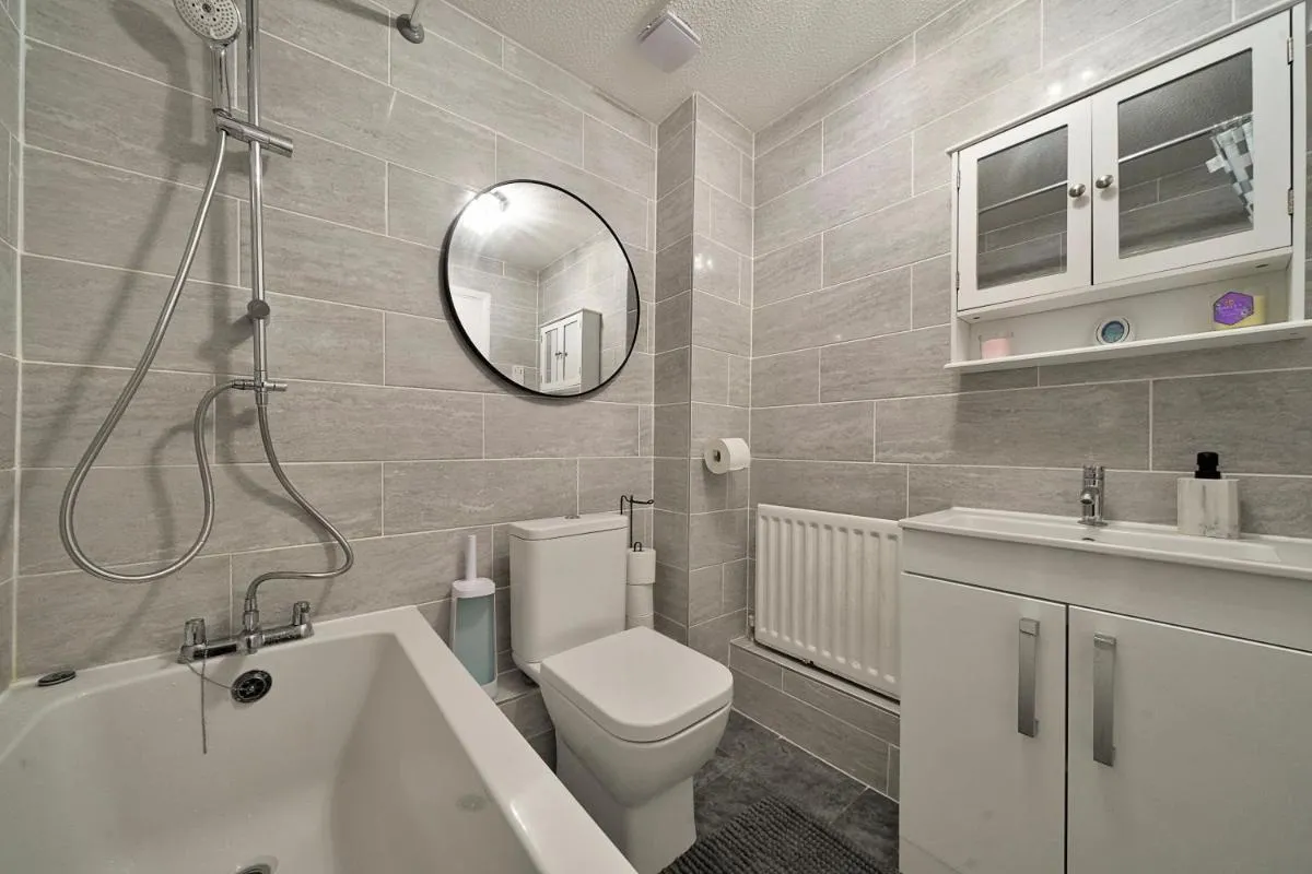 Image 3 of Thames Family Retreat, 2 bed house, Sleeps 6, with Parking and Garden