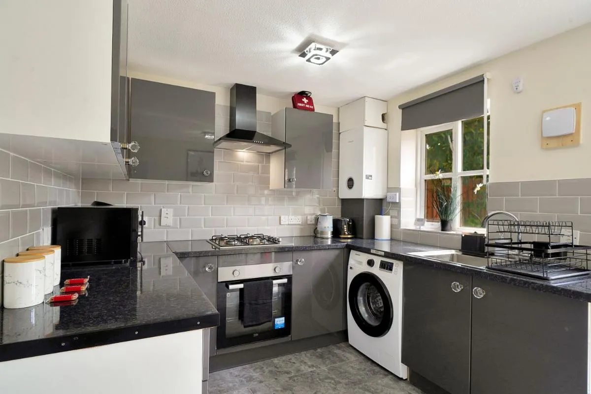 Image 4 of Thames Family Retreat, 2 bed house, Sleeps 6, with Parking and Garden