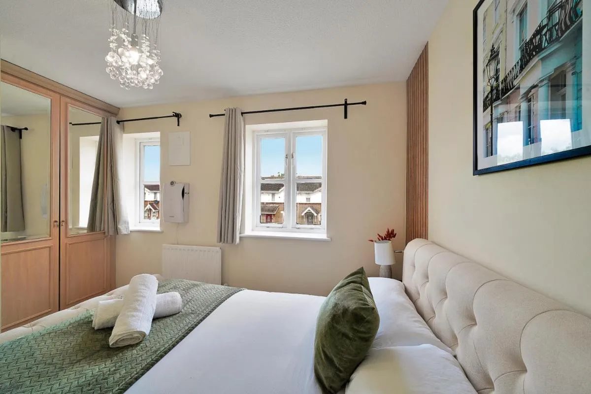 Image 2 of Thames Family Retreat, 2 bed house, Sleeps 6, with Parking and Garden