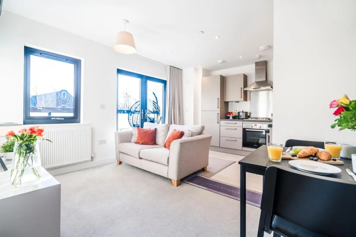 Image 4 of TheCountingSheep – Heathrow in 15 mins – Glass Balcony – Dedicated Workspace