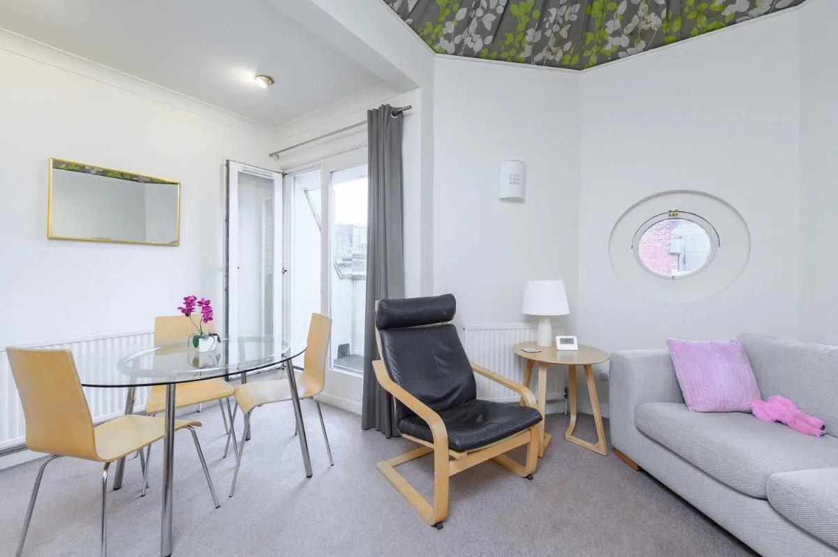 Image 5 of The Aristocrat – Fitzrovia – by Frankie Says
