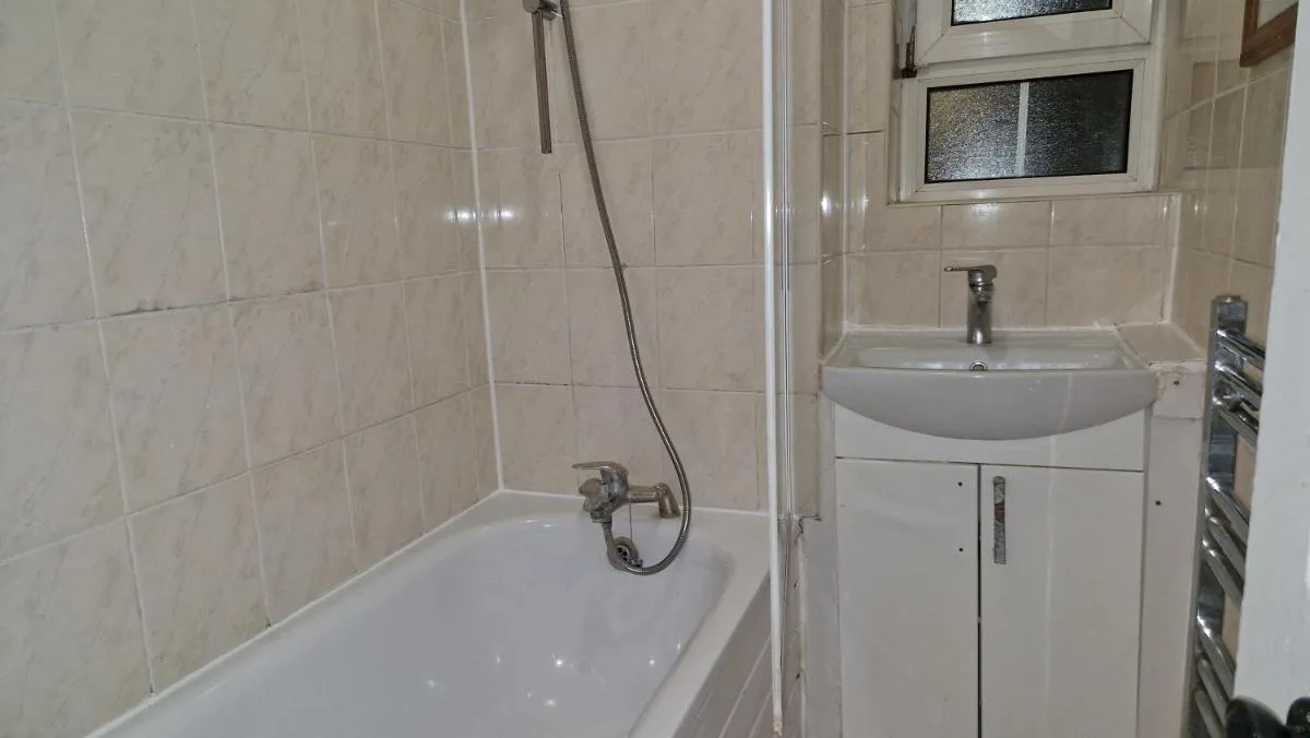 Image 2 of The Cosy Newcourt House, 6-Sleeper – 15 Minutes From Zone 1 Central London