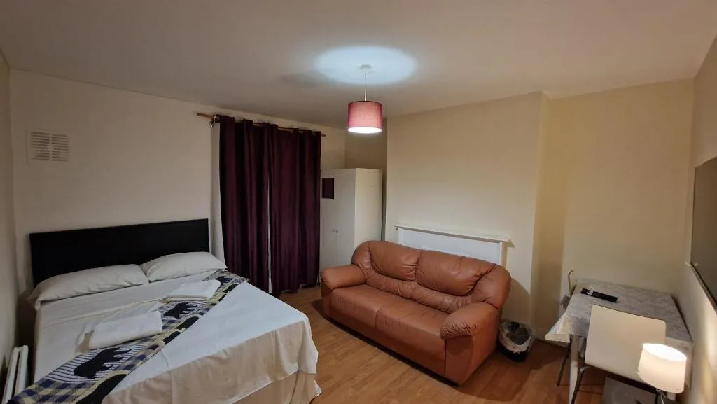 The Cosy Newcourt House, 6-Sleeper – 15 Minutes From Zone 1 Central London
