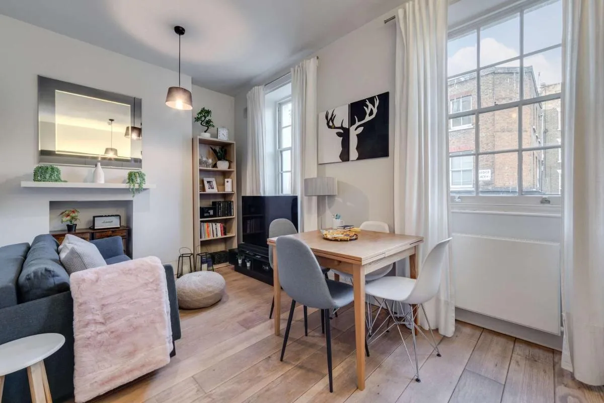 Image 3 of The Foxhole – Fitzrovia – by Frankie Says