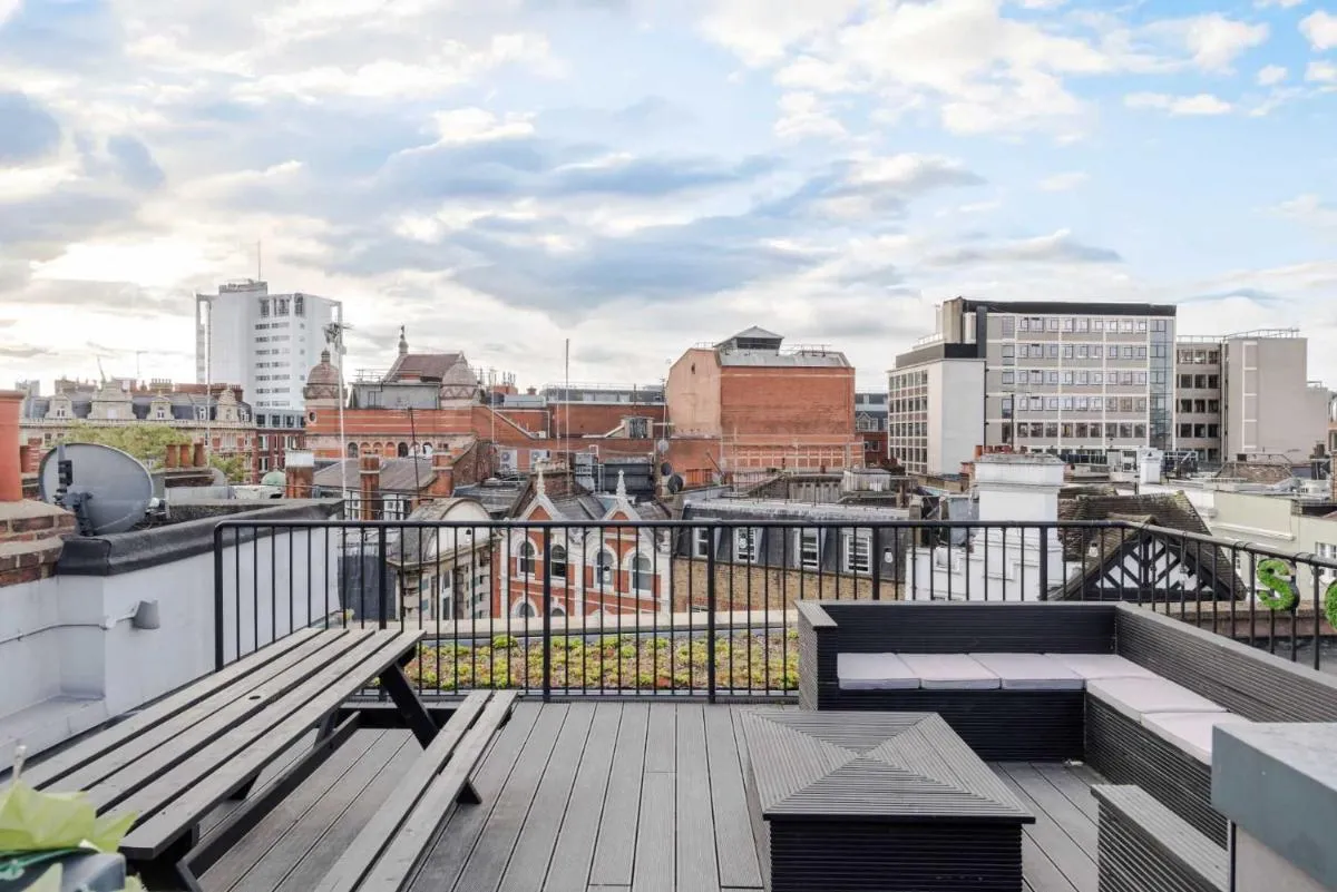 Image 4 of The Influencer Suite – Soho – by Frankie Says