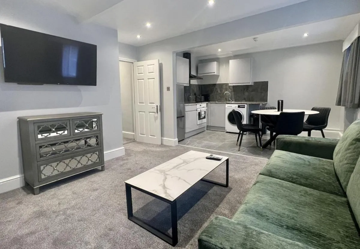 Image 4 of The Leonard Apartments