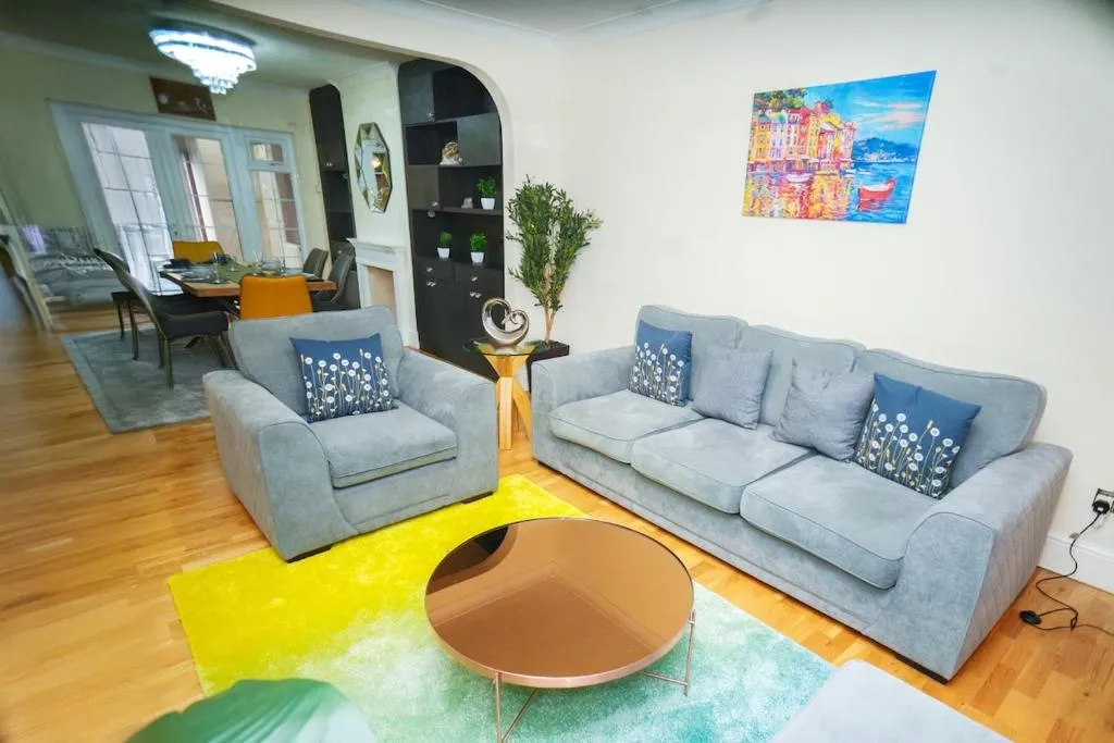 Image 1 of The London Landing 4-Bedroom Heathrow Home Free Parking