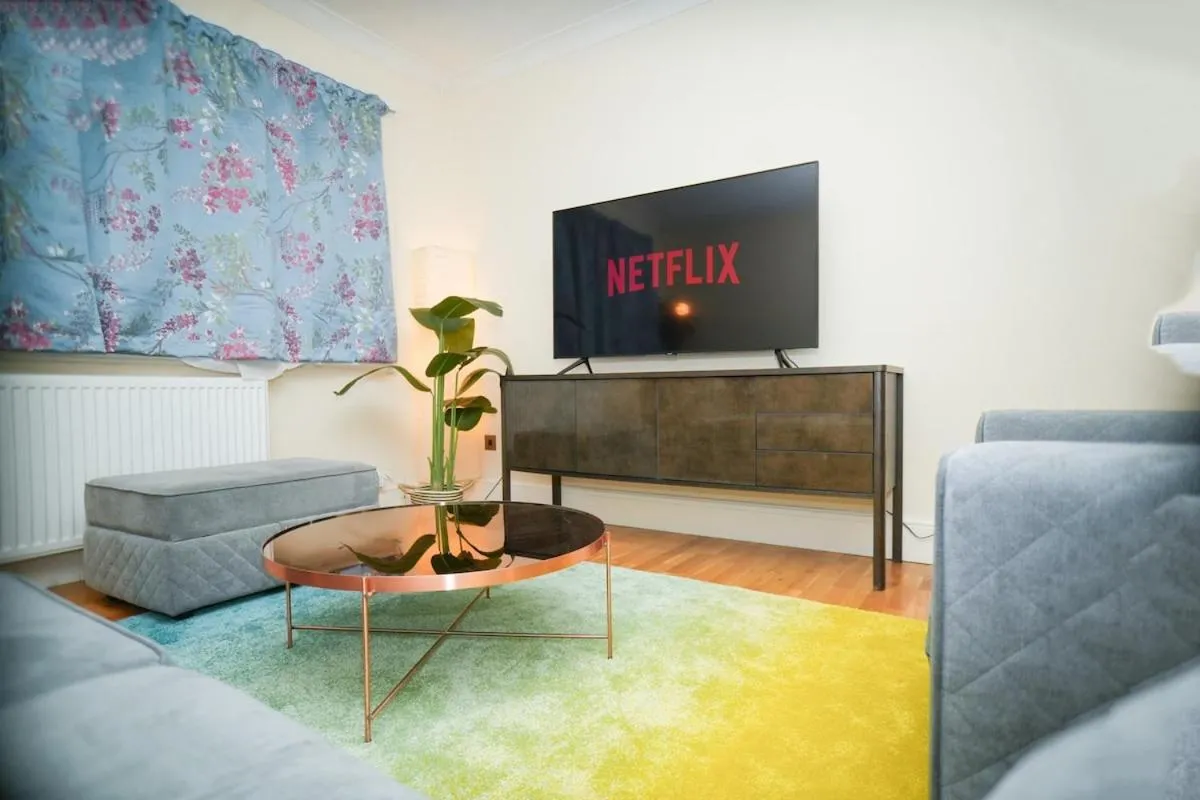Image 5 of The London Landing 4-Bedroom Heathrow Home Free Parking