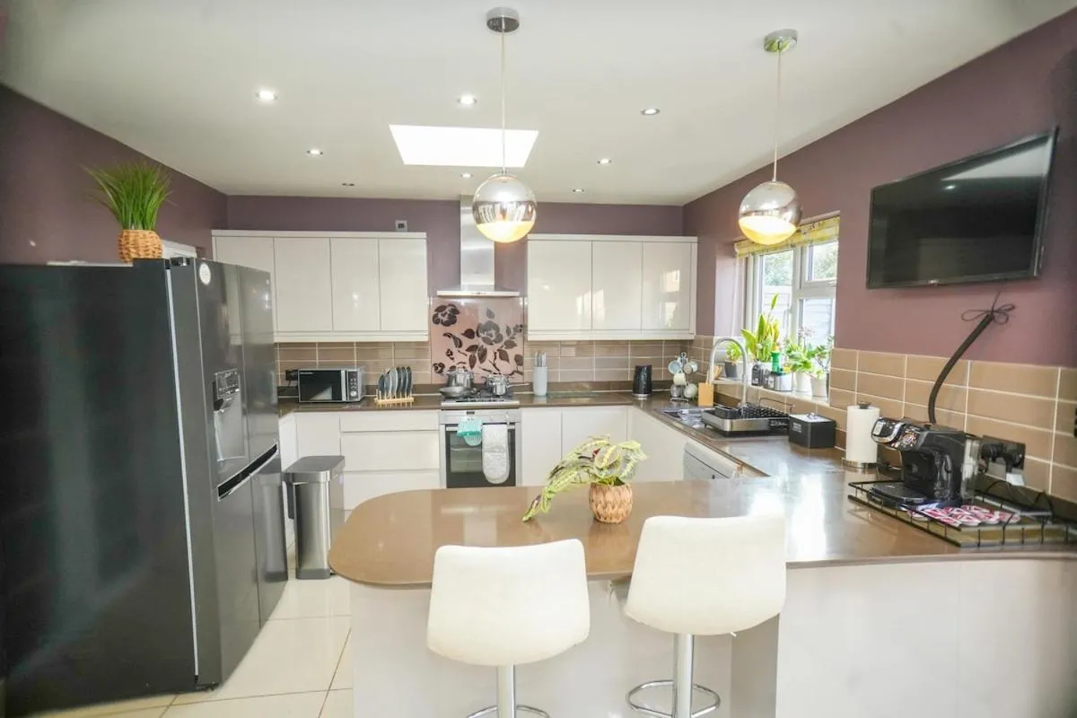 Image 4 of The London Landing 4-Bedroom Heathrow Home Free Parking