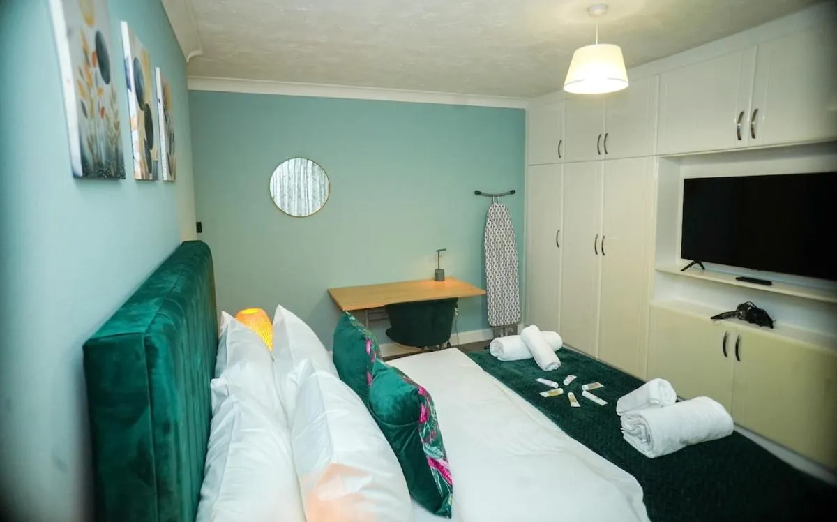 Image 3 of The London Landing 4-Bedroom Heathrow Home Free Parking