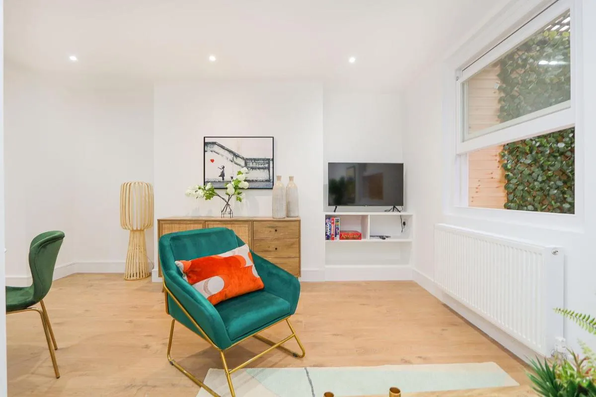 Image 5 of The London Secret, 1 bed flat with patio – Zone 2