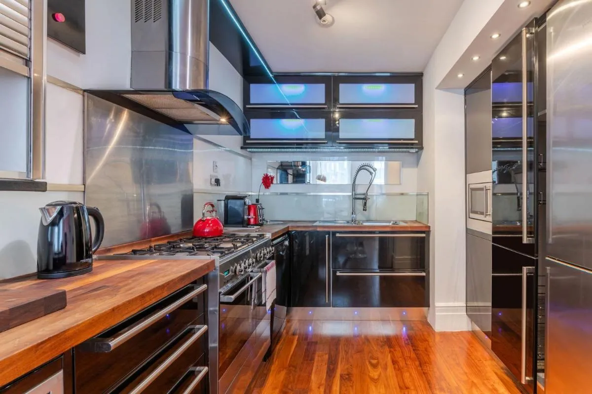 Image 4 of The “Red Room Apartment” – Fitzrovia – by Frankie Says
