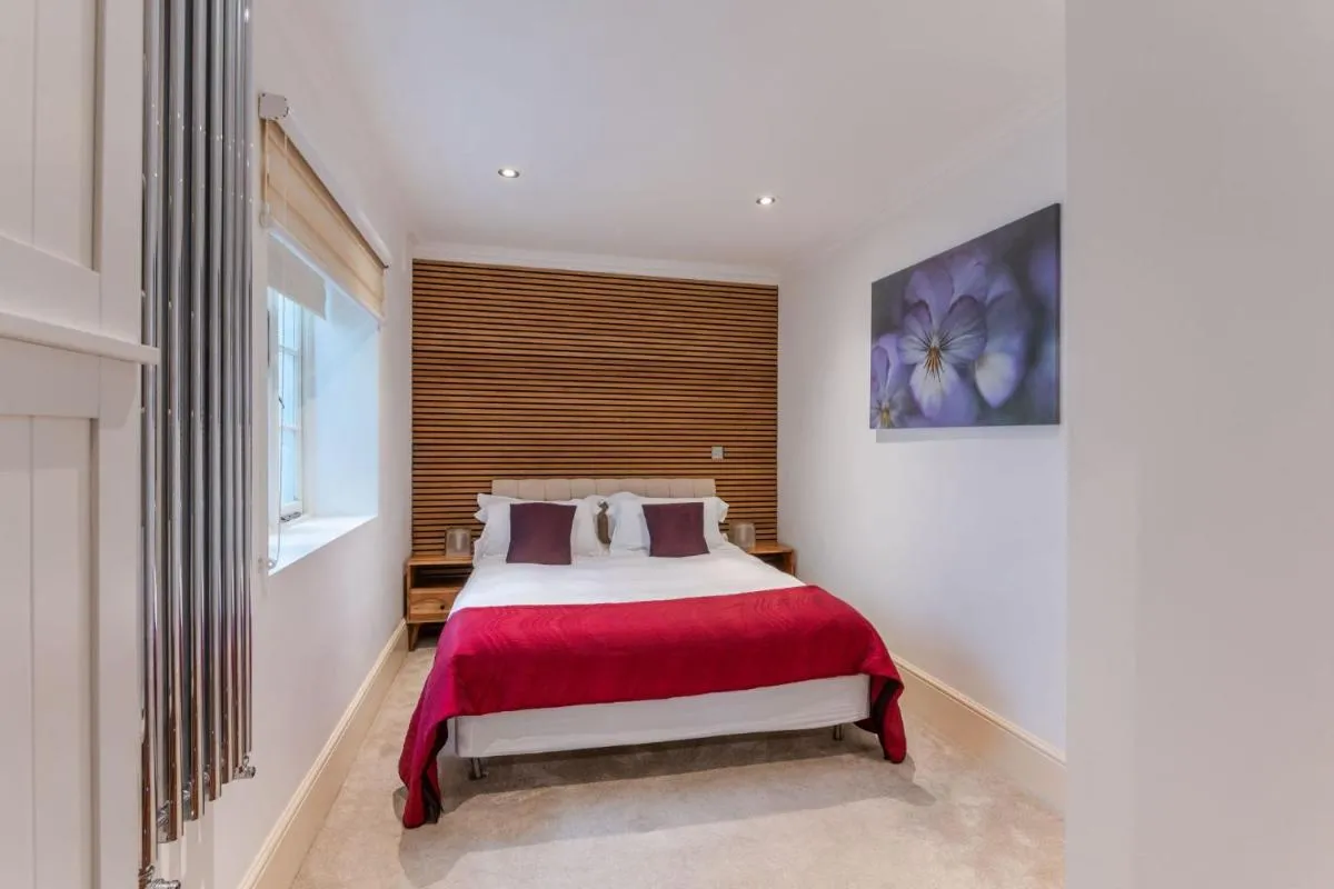 Image 3 of The “Red Room Apartment” – Fitzrovia – by Frankie Says
