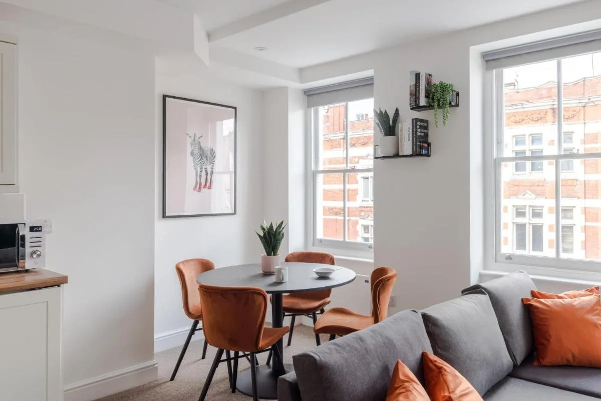 Image 3 of The Vanity Affair – Fitzrovia – By Frankie Says