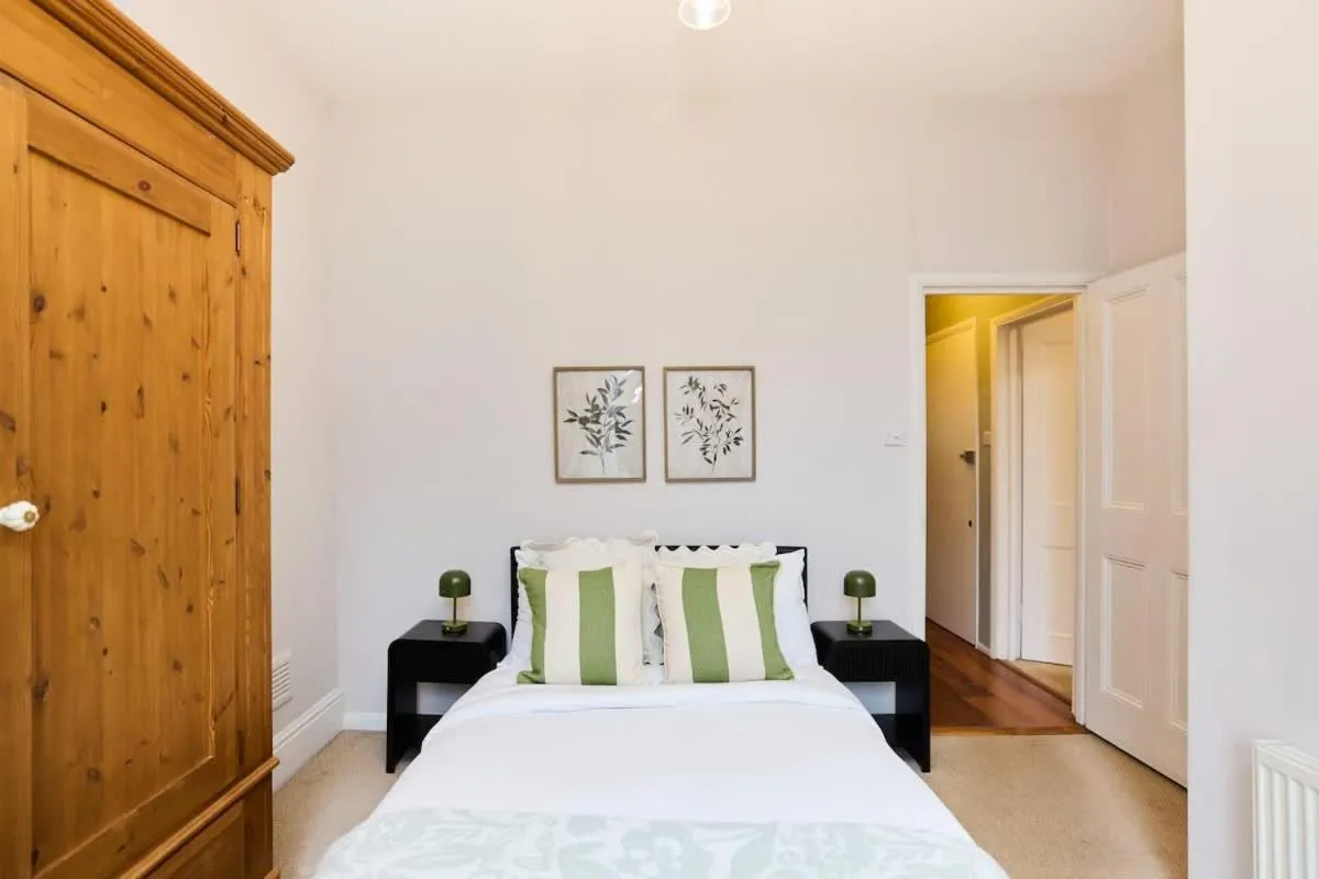 Image 3 of The West Hampstead Place – Inviting 2BDR Apartment
