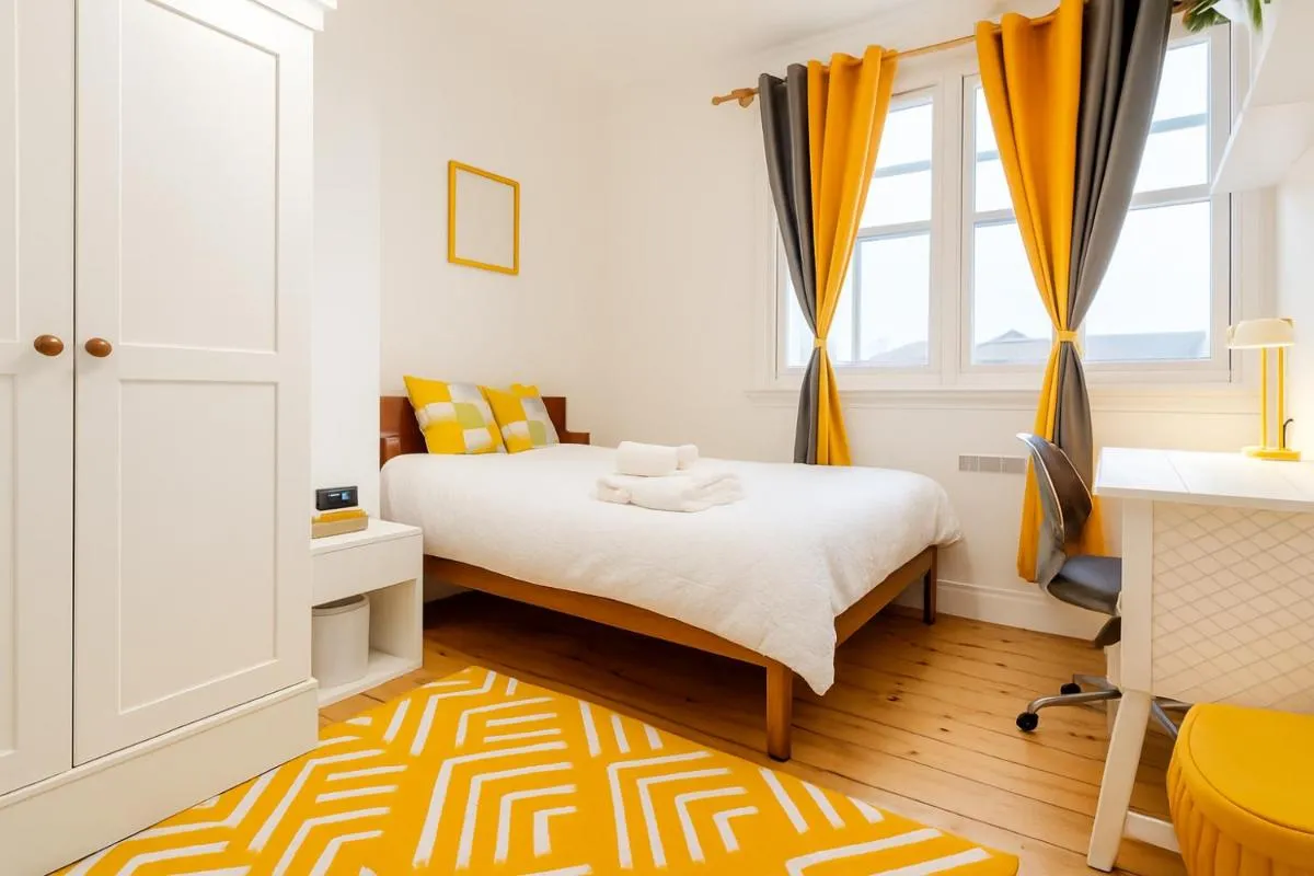 Image 2 of The two bedroom flat with terrace 1 min to Earls Court Station for 5 guests