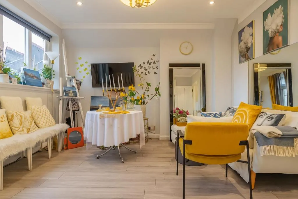 The two bedroom flat with terrace 1 min to Earls Court Station for 5 guests