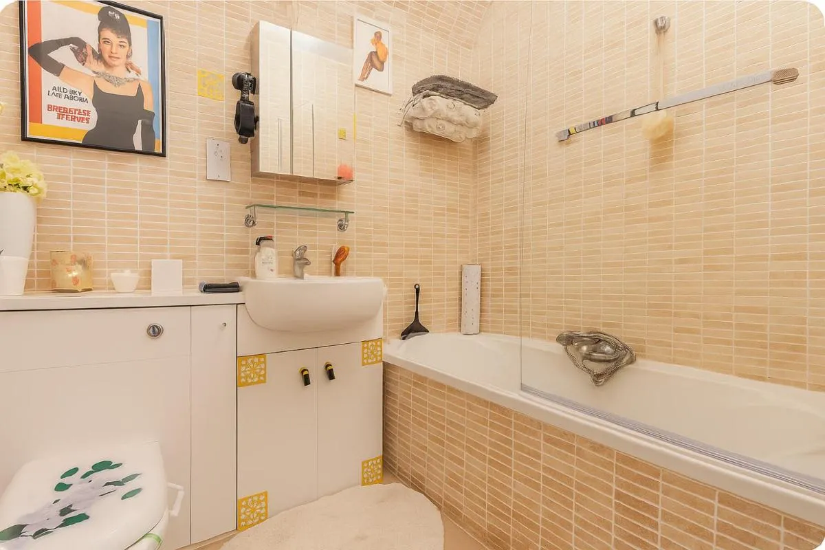 Image 3 of The two bedroom flat with terrace 1 min to Earls Court Station for 5 guests
