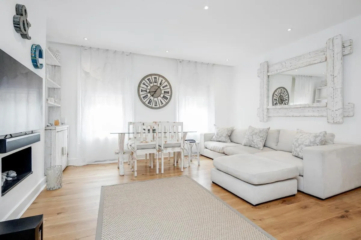 Image 5 of The white home near Kensington high st