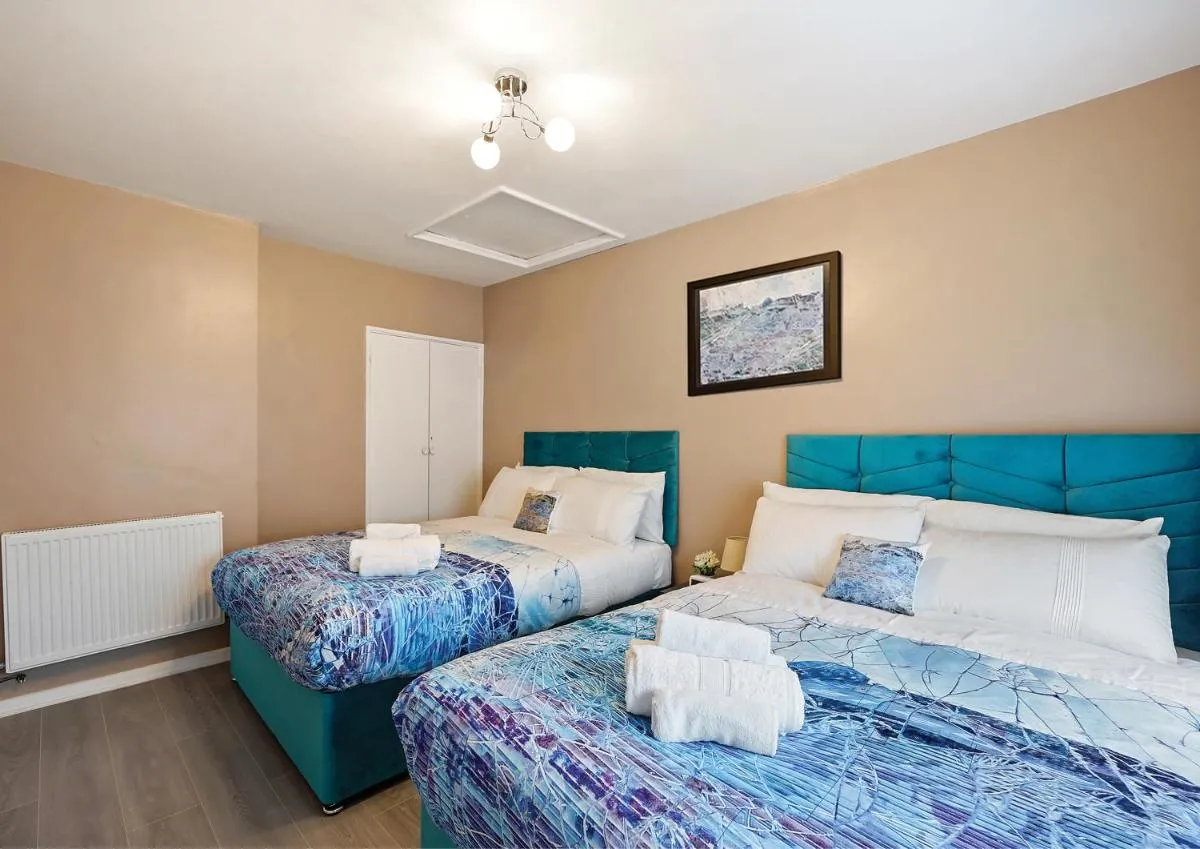 Image 4 of Three Bed near London excel