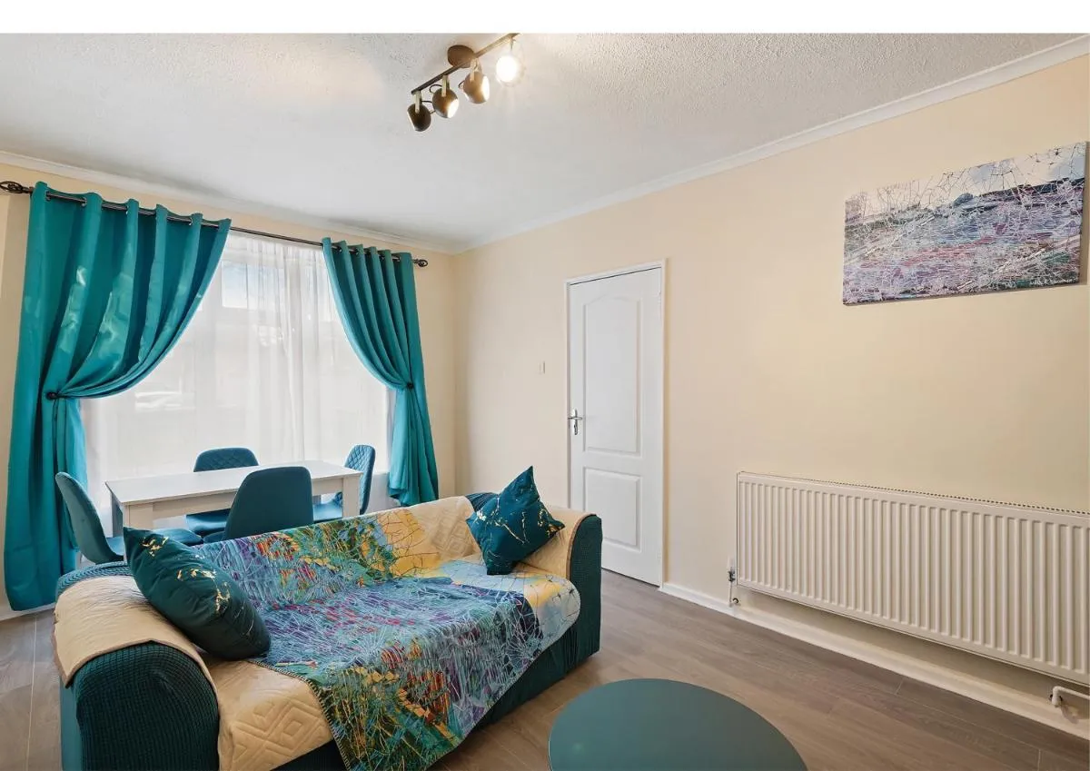 Image 3 of Three Bed near London excel