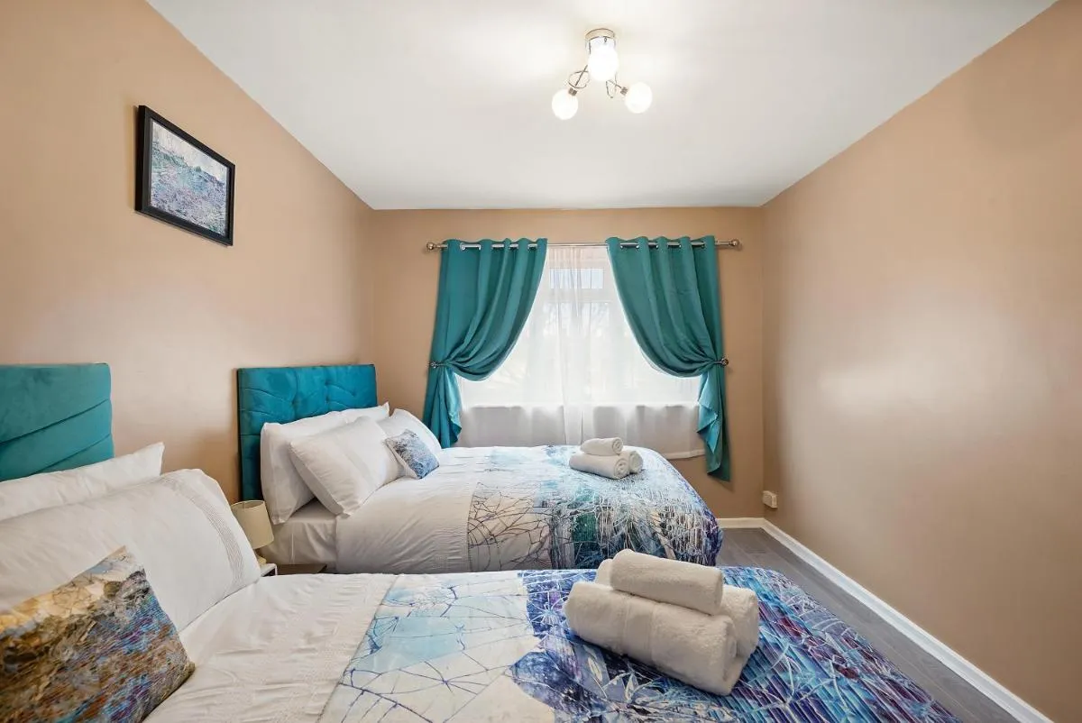 Image 5 of Three Bed near London excel