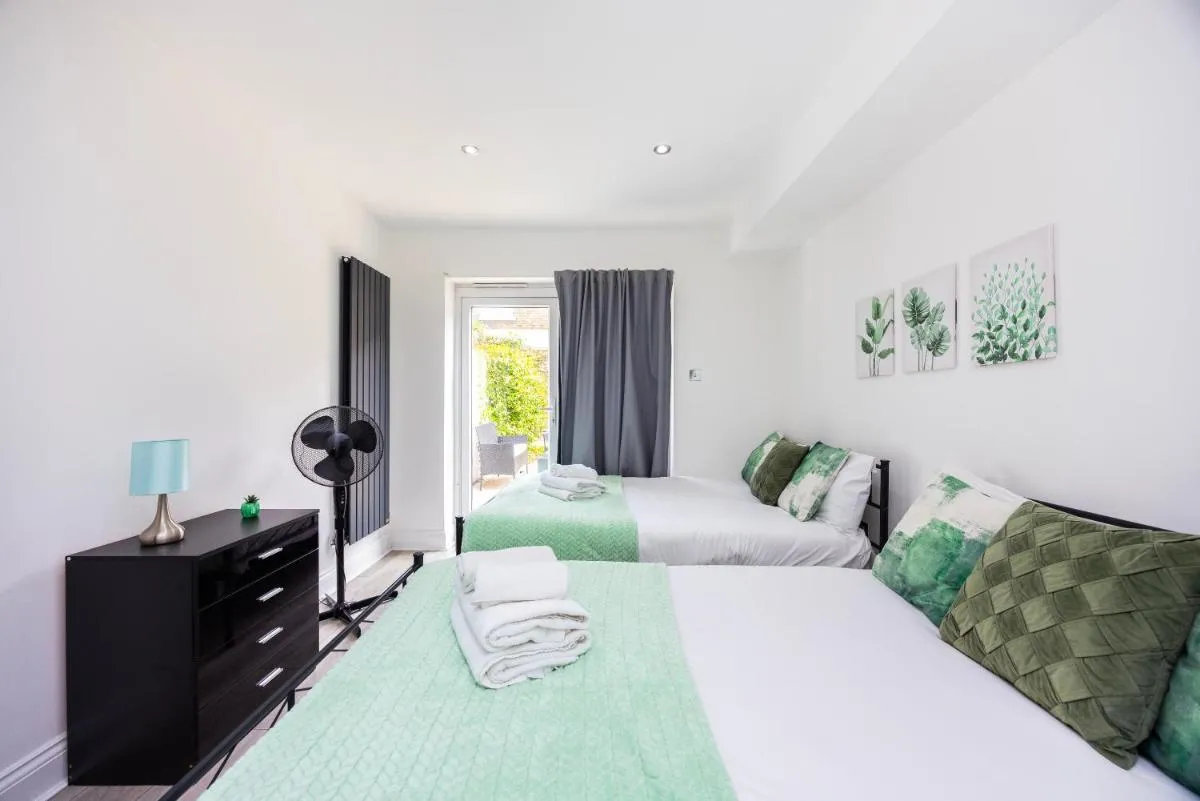 Image 2 of Three Bedroom Apartment By Dashh Properties Short Lets & Serviced Accommodation In Shepherds Bush Sleeps 9 With Free Wifi