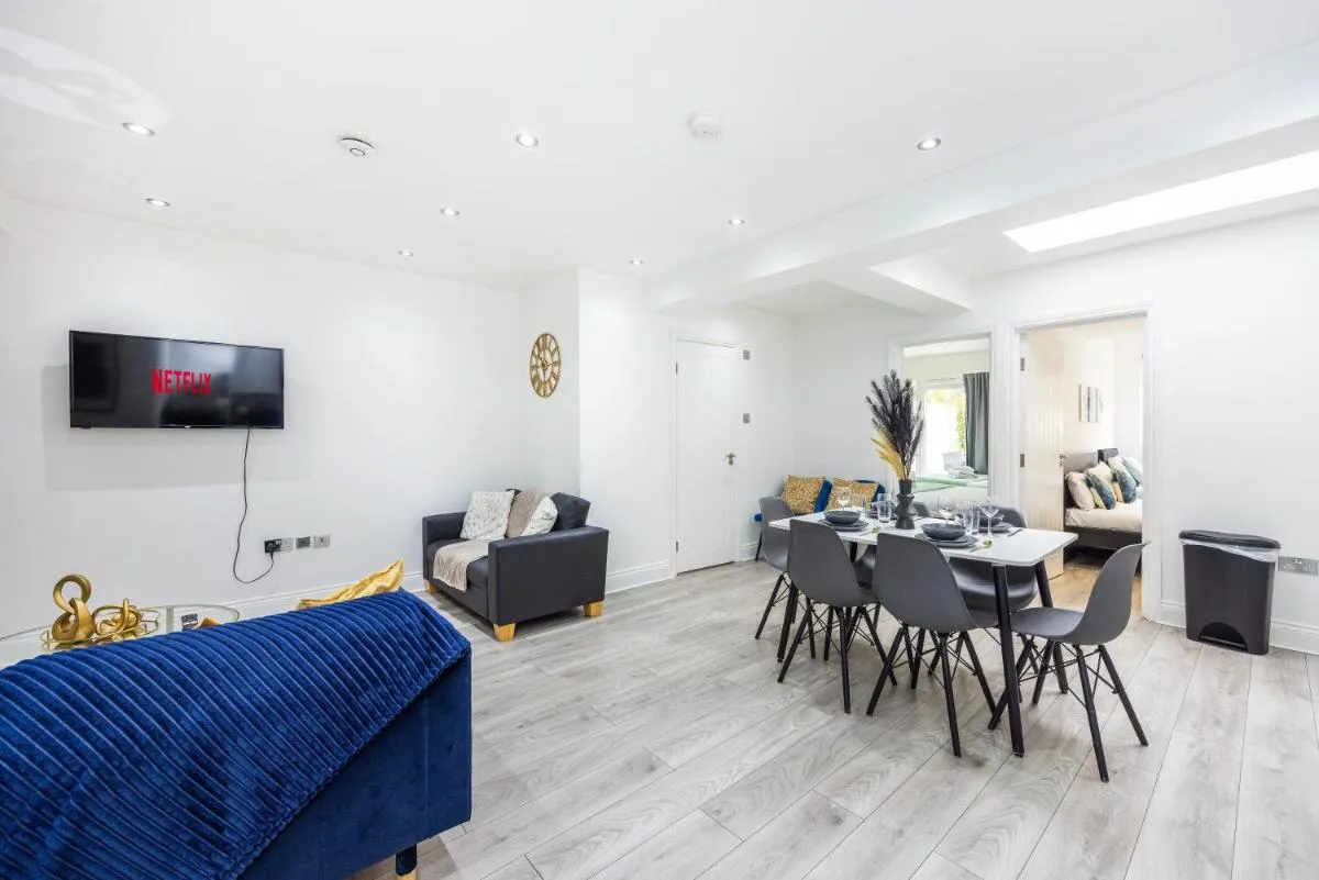 Image 5 of Three Bedroom Apartment By Dashh Properties Short Lets & Serviced Accommodation In Shepherds Bush Sleeps 9 With Free Wifi