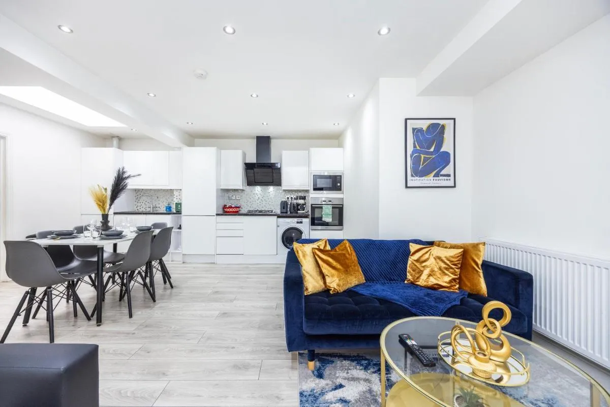 Image 4 of Three Bedroom Apartment By Dashh Properties Short Lets & Serviced Accommodation In Shepherds Bush Sleeps 9 With Free Wifi