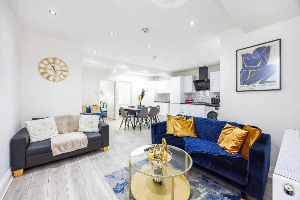 Three Bedroom Apartment By Dashh Properties Short Lets & Serviced Accommodation In Shepherds Bush Sleeps 9 With Free Wifi