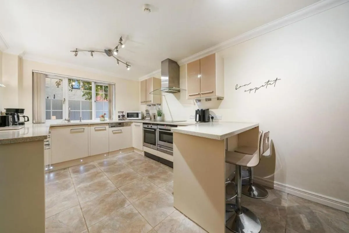 Image 4 of Three Bedroom House Near London Bridge