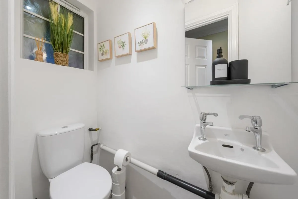 Image 3 of Three Bedroom House Near London Bridge